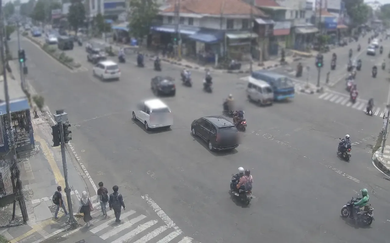 Ilustrasi CCTV persimpangan jalan dengan kendaraan dan pejalan kaki